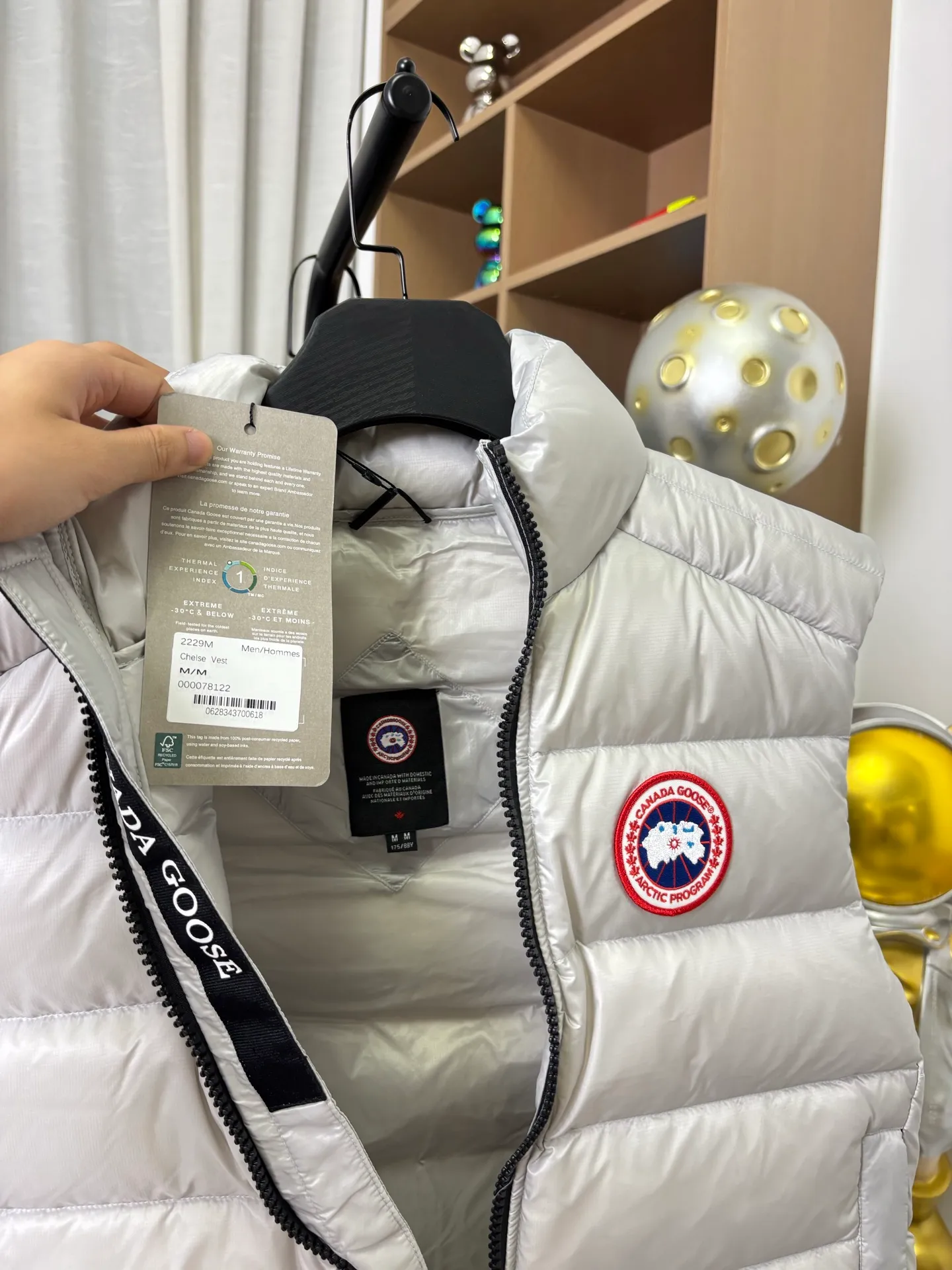 P570 Style number: DC221# [Canada Goose] CROFTON Canada Goose series lightweight 90 down vest R water-repellent treatment Winall windproof fabric 90 white duck down 700 down filling Original mold opening 1:1 Detailed production The upper body effect is stunning The highest version on the market Six sizes~ Color: Black Silver Size: XS-XXL [Picture 9️⃣ Size chart]